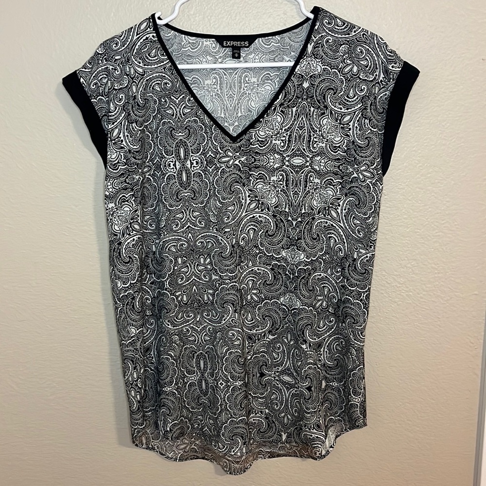 EXPRESS Women’s Patterned V-Neck Lightweight Blouse